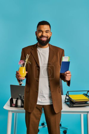 Un hombre sofisticado con un traje afilado sosteniendo una bebida en una mano y un libro en la otra, exudando elegancia y cultura.