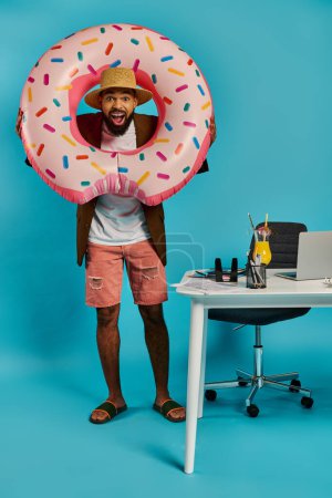 Ein Mann hält spielerisch einen kolossalen Donut vor sein Gesicht und schafft eine skurrile und surreale Szene.