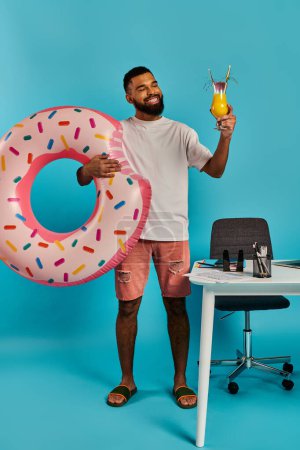 Un hombre está alegremente sosteniendo una bebida y un donut masivo en sus manos, claramente disfrutando de sus golosinas indulgentes.