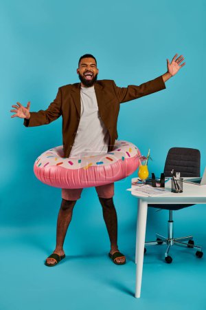 Un hombre vestido con un traje está sosteniendo juguetonamente una gran rosquilla inflable en sus manos, mostrando una vista caprichosa e inesperada.