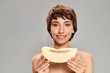 Téléchargez les photos : Femme se cache derrière un morceau de fruit. - en image libre de droit