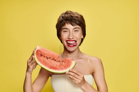 Téléchargez les photos : Une femme tient une tranche de pastèque devant son visage. - en image libre de droit