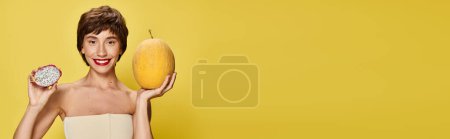 Téléchargez les photos : Jeune femme en robe blanche posant avec des fruits du dragon et melon. - en image libre de droit