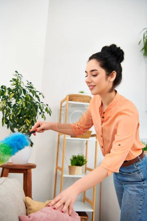 Una mujer con atuendo casual juega alegremente con un animal de peluche, aportando un toque de fantasía a su rutina de limpieza..