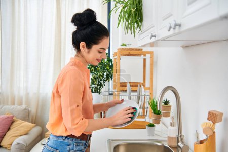 Une femme élégante lave la vaisselle dans la cuisine confortable de sa maison, incarnant la grâce dans chaque mouvement.