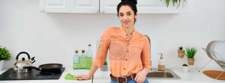 Eine stilvolle Frau in legerer Kleidung hält selbstbewusst eine Bratpfanne in der Küche.