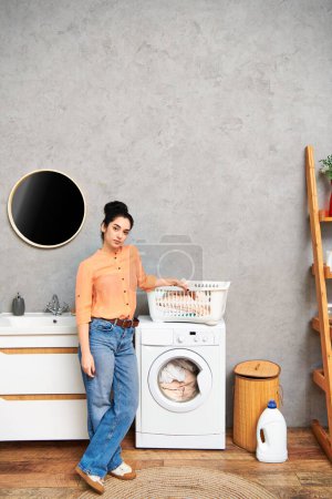 Nieformalnie ubrana kobieta stojąca obok pralki, dbająca o swoje obowiązki domowe.