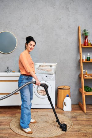 Eine stilvolle Frau in Freizeitkleidung reinigt mühelos den Boden mit einem Staubsauger.