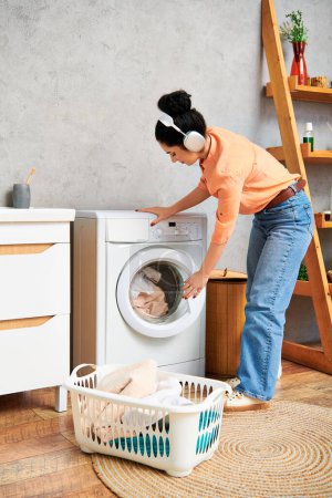 Una mujer elegante con atuendo casual cargando una lavadora en una cesta para limpiar.