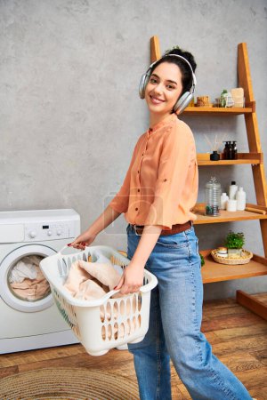 Une femme élégante tenant un panier de poulets debout devant une machine à laver à la maison.