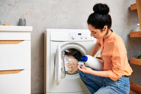 Una mujer con estilo vierte agua en una lavadora en su casa de moda para limpiar la ropa.