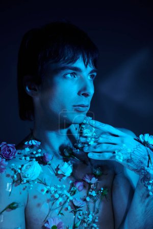 Ein Mann geschmückt mit leuchtenden Blumen über ihrer Brust, die Eleganz und Charme verströmen.