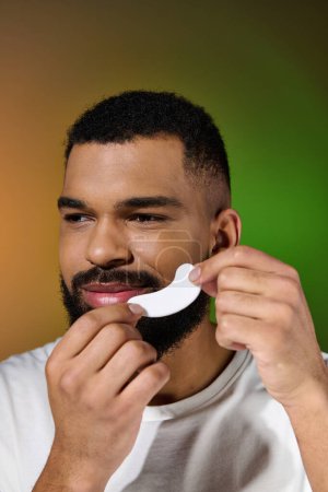 Hombre barbudo afroamericano usando parches para los ojos.