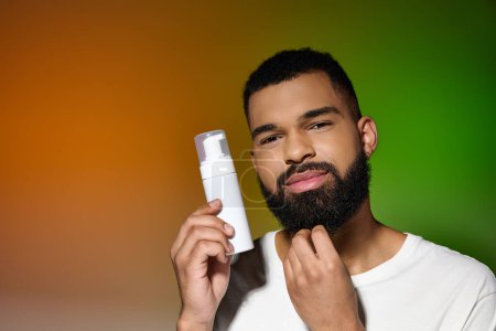 Afro-americano joven sostiene crema de afeitar.