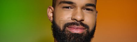 Téléchargez les photos : Un beau jeune homme avec une barbe bien soignée - en image libre de droit