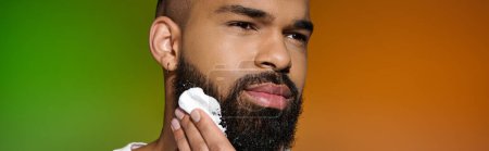 Afro-americano atractivo hombre usando crema de afeitar.
