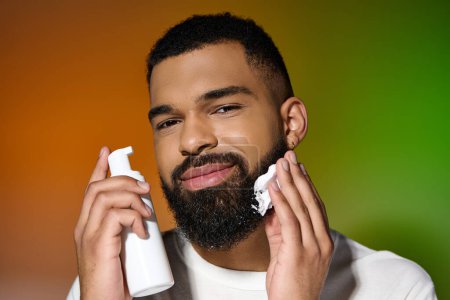 Afro-americano alegre hombre usando crema de afeitar.