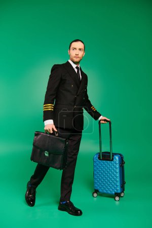 Un hombre con traje y corbata sostiene una maleta.