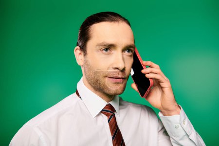 Un apuesto hombre de negocios con corbata hablando por celular.