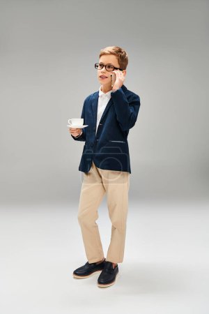 Téléchargez les photos : A man in a suit and glasses savoring a cup of coffee. - en image libre de droit