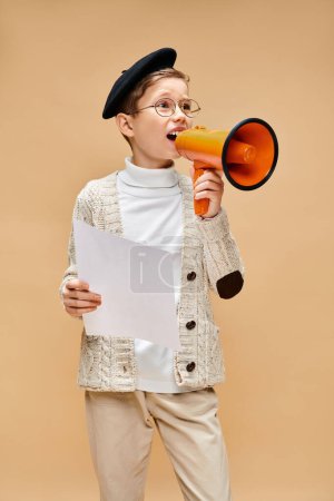 Niño en traje de directores sosteniendo megáfono y guion.