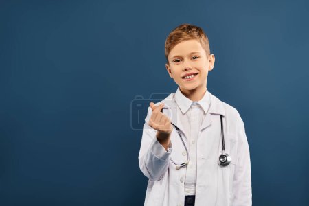 Un niño preadolescente vestido con una bata blanca de laboratorio, sosteniendo un estetoscopio.