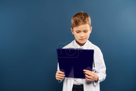 Ein kleiner Junge in Arztkleidung hält einen blauen Ordner in der Hand.
