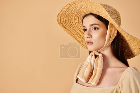 Téléchargez les photos : Une jeune femme aux longs cheveux bruns pose en tenue d'été, vêtue d'un chapeau et d'une écharpe en paille, dégageant une ambiance estivale détendue. - en image libre de droit