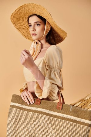 Téléchargez les photos : Une jeune femme aux longs cheveux bruns pose en tenue d'été tout en tenant un sac marron et blanc. - en image libre de droit