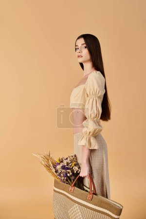 Téléchargez les photos : Une jeune femme aux longs cheveux bruns pose en tenue d'été, tenant un panier rempli de fleurs colorées. - en image libre de droit