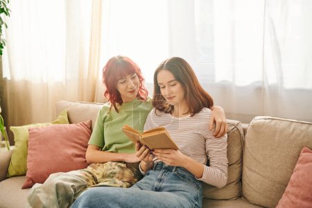 Liebendes lesbisches Paar genießt ruhigen Moment des gemeinsamen Lesens, umhüllt von Liebe und Komfort