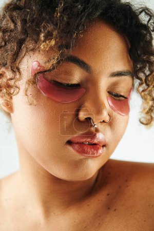 Téléchargez les photos : Femme afro-américaine attrayante avec des patchs roses vibrants. - en image libre de droit
