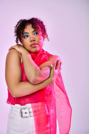 Téléchargez les photos : Image vibrante d'une femme afro-américaine élégante en chemise rose et jupe blanche posant gracieusement. - en image libre de droit