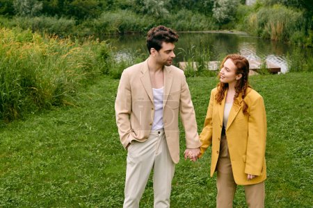 Foto de Una pareja toma de la mano en medio de un campo, rodeado de la belleza de la naturaleza en una cita romántica. - Imagen libre de derechos