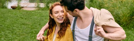 Un hombre lleva a una mujer en su espalda a través de un parque verde sereno en una cita romántica, rodeado de belleza naturalezas.