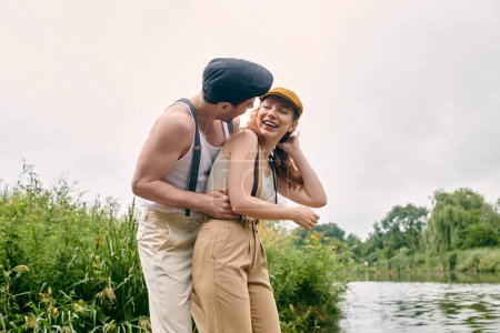 Ein Mann und eine Frau genießen einen romantischen Moment am Fluss in einem üppig grünen Park.