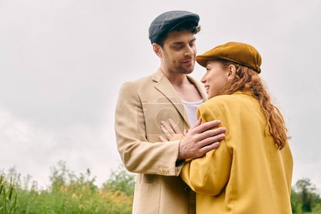 Un homme et une femme debout ensemble dans un parc verdoyant luxuriant, profitant d'un rendez-vous romantique dans un cadre naturel serein.