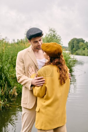 Ein Mann und eine Frau genießen einen romantischen Moment am Wasser in einem üppig grünen Park.