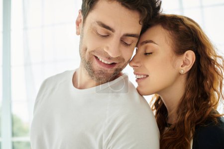 Ein Mann und eine Frau schaffen eine stille Verbindung in einem Moment der Intimität.