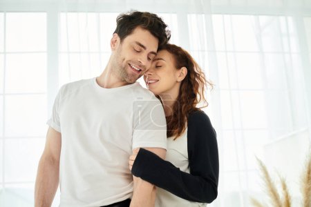 Téléchargez les photos : Un homme et une femme partagent une tendre étreinte, se connectant intimement dans un moment d'amour et de proximité. - en image libre de droit