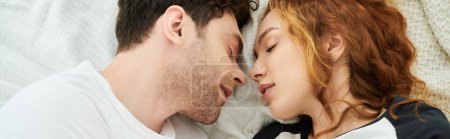 Foto de Un hombre y una mujer descansando tranquilamente en la cama juntos, compartiendo un momento de tranquilidad e intimidad. - Imagen libre de derechos