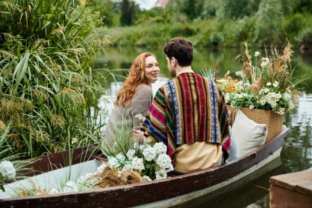 Una pareja elegante disfrutando de un paseo romántico en barco rodeado de flores vibrantes en un exuberante parque verde.