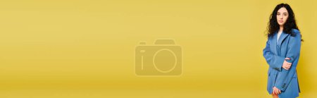 Téléchargez les photos : Une jeune femme brune aux cheveux bouclés pose en tenue élégante, exprimant diverses émotions sur fond jaune vif. - en image libre de droit