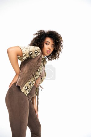 Foto de Elegante afroamericano fashionista en traje de moda con impresión animalista mirando a la cámara - Imagen libre de derechos