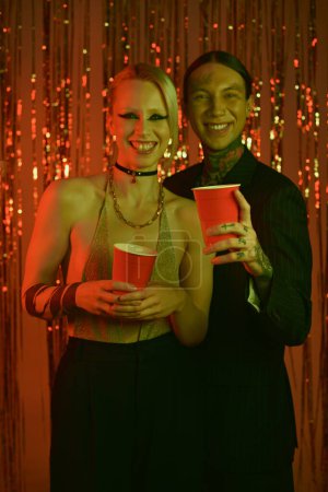 Téléchargez les photos : Un homme et une femme se tiennent côte à côte lors d'une rave party ou d'une boîte de nuit - en image libre de droit