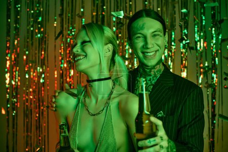 Téléchargez les photos : Un couple à une rave-party se tient à côté de l'autre - en image libre de droit
