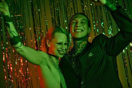 Dos personas bailando enérgicamente en una fiesta rave