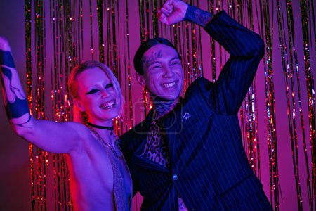 Ein Paar posiert zusammen in einem lebhaften Rave-Nachtclub