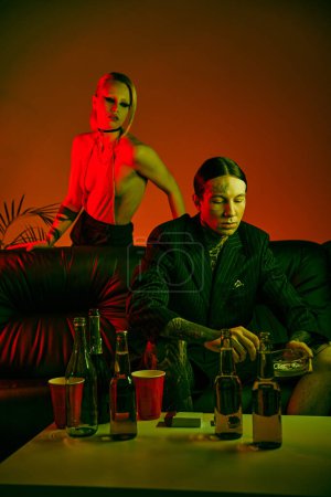 Ein Mann und eine Frau sitzen zusammen auf einer Couch bei einer Rave-Party oder einem Nachtclub