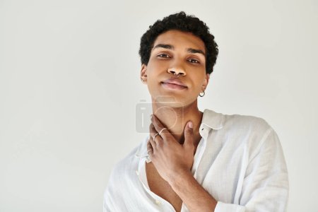 Foto de Contento hombre afroamericano de moda en ropa de lino sonriendo a la cámara sobre fondo beige - Imagen libre de derechos